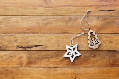 Noel rustik dekorasyonları ahşap arka plan üzerinde. Yeni yıl kavramı