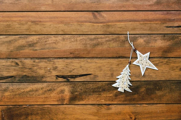 Weihnachtlicher Hintergrund. rustikale Dekoration über Holztisch — Stockfoto