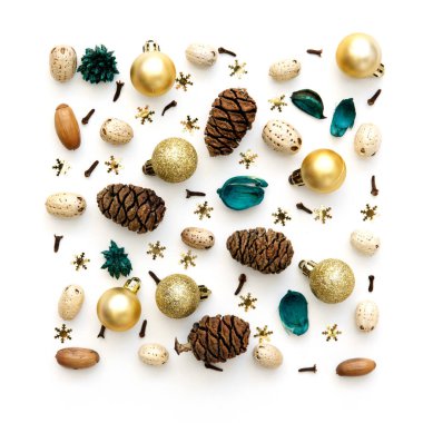 Doğal Noel desen süslemeleri ve koniler. Herdem yeşil iğne arka plan