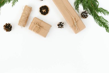 Hediye kutuları ile düz yatıyordu Noel kompozisyon 