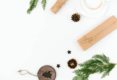 Noel hediye, kahve ve köknar çorbaları beyaz arka plan üzerinde fincan ile kompozisyon. Yat, alanı Kopyala 