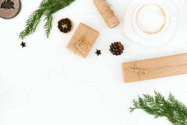 Noel hediye, kahve ve köknar çorbaları beyaz arka plan üzerinde fincan ile kompozisyon. Yat, alanı Kopyala 