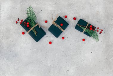 Rahat vintage kış tatil hediye kutuları ile Noel kompozisyon tonda. Fotoğraf günlüğü gönderileri için tarz. Düz yatıyordu Üstten Görünüm.