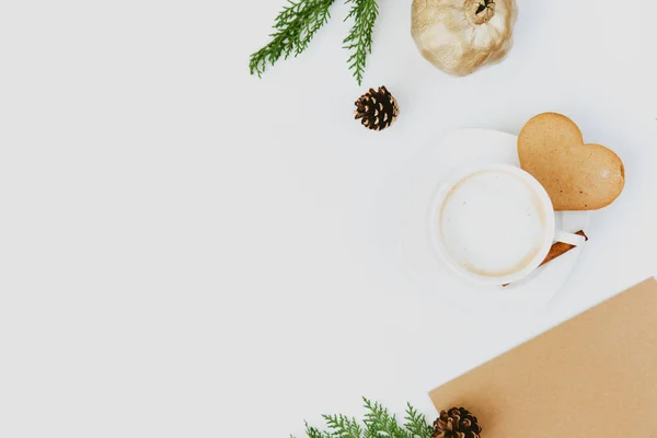 Šálek kávy, dar, modřínové větve, tyčinky skořice, vánoční složení plochý ležela — Stock fotografie