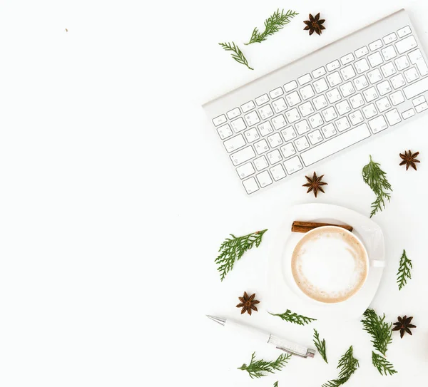 Natal composição plana mínima leigos com espaço de cópia. Xícara de café, teclado sobre fundo branco. Espaço de trabalho — Fotografia de Stock