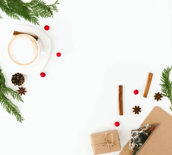 Composição de Natal com caixa de presente e decorações sobre fundo branco. Deitado. Espaço de cópia — Fotografia de Stock