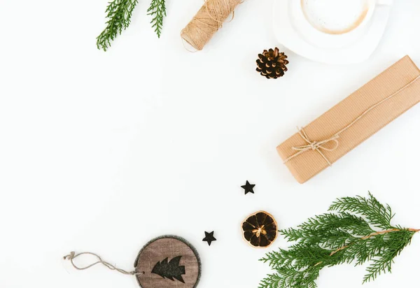 Composición navideña con regalo, taza de café y brunches de abeto sobre fondo blanco. Colocación plana, espacio de copia — Foto de Stock