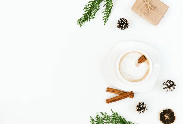 Vánoční složení s darem, šálek kávy a jedlové větve nad bílým pozadím. Ležel plochý, kopie prostor — Stock fotografie