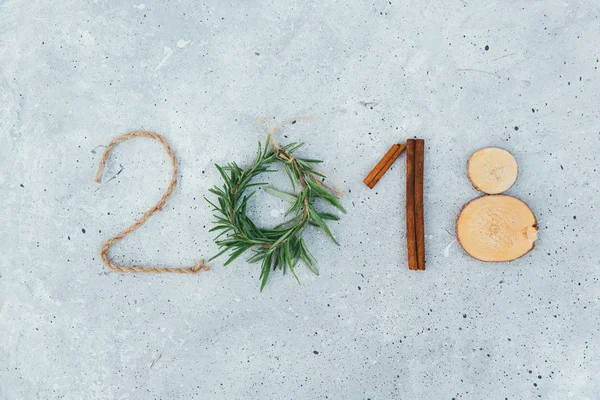 Natal na moda ou decoração de Ano Novo com ramos de abeto. 2018 — Fotografia de Stock