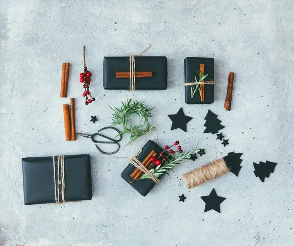 Caixa de presente de Natal com decorações. Fundo de férias — Fotografia de Stock