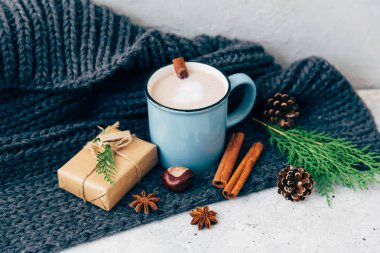 Sıcak çikolata. Antika arka plan üzerinde Noel kompozisyon 