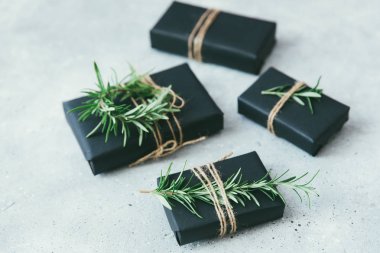Noel hediye kutuları siyah kağıt kraft ile sarılmış