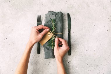 Kadın eller peçete Noel yer sofra için dekore edilmiştir. DIY kavramı