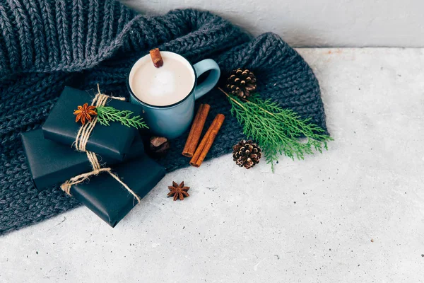 Sıcak çikolata. Noel kompozisyon kopya alanı ile antika arka plan üzerinde