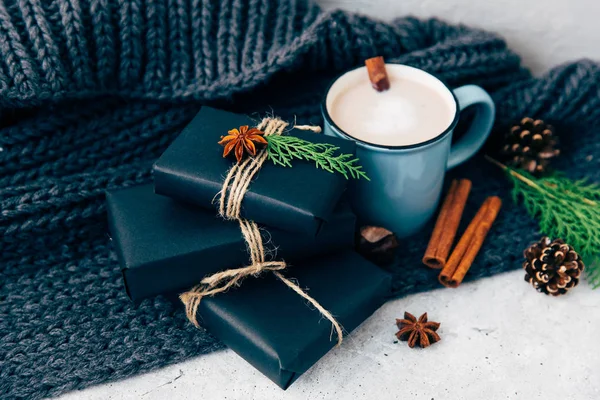 Sıcak çikolata. Antika arka plan üzerinde Noel kompozisyon 
