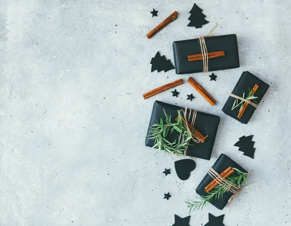 Vánoční dárkové krabice zabalené s černým papírem kraft a zdobené. Ležel plochý, kopie prostor — Stock fotografie