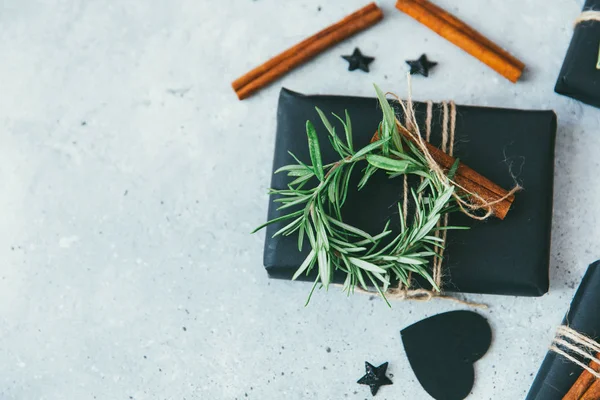 Caixas de presente de Natal envolto com papel preto kraft e decorado. Flat lay, espaço de cópia — Fotografia de Stock