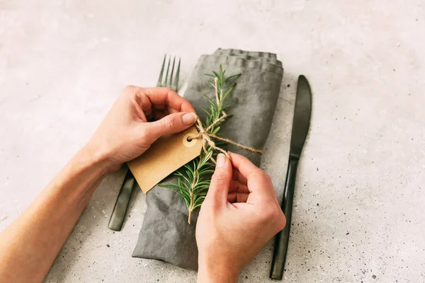 Donna mani tovagliolo decorato per la tavola posto di Natale. Concetto fai da te — Foto Stock