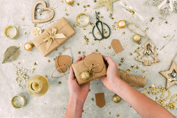 Mãos de mulher segurando uma caixa de presente de Natal — Fotografia de Stock