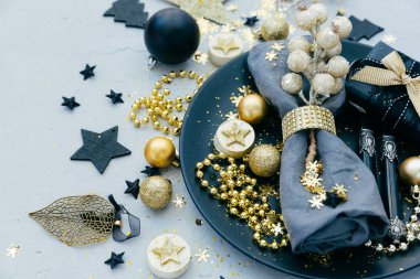 Akşam yemeğinden önce Noel tablo ayarı. Festival arka plan