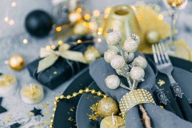 Noel tablo yer ayarını. Akşam yemeğinden önce Noel tablo ayarı.