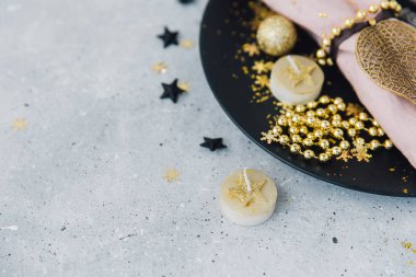 Noel tablo yer ayarını. Akşam yemeğinden önce Noel tablo ayarı.