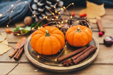 Sonbahar kompozisyon ahşap arka plan üzerinde. Elma, kabak ve yaprakları.