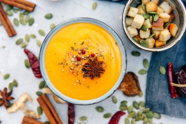 Taze ev yapımı havuç kabak çorbası ve baharat ile kase.