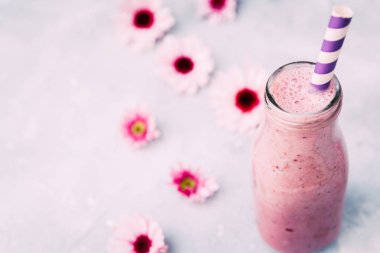 Çiçek ile güler yüzlü içki şişeleri