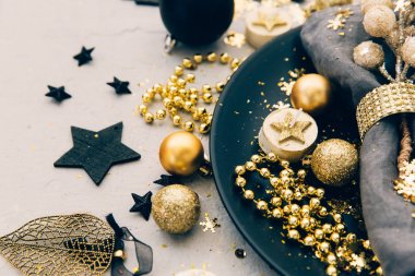 Noel tablo yer ayarını. Noel tablo ayarını altın tonlarda