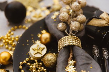 Noel tablo yer ayarını. Noel tablo ayarını altın tonlarda