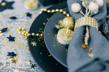 Antika arka plan üzerinde hediye ile Noel tablo ayarı