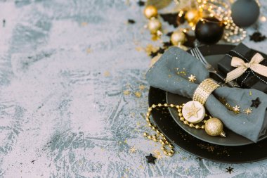 Antika arka plan üzerinde hediye ile Noel tablo ayarı