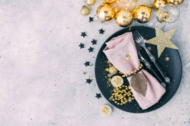 Antika arka plan üzerinde hediye ile Noel tablo ayarı