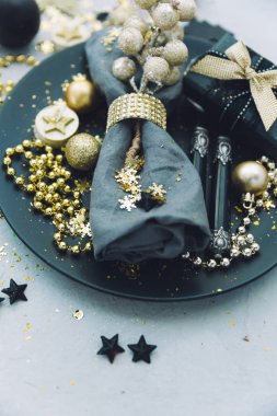 Antika arka plan üzerinde hediye ile Noel tablo ayarı