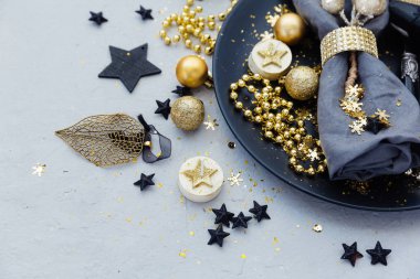 Antika arka plan üzerinde hediye ile Noel tablo ayarı