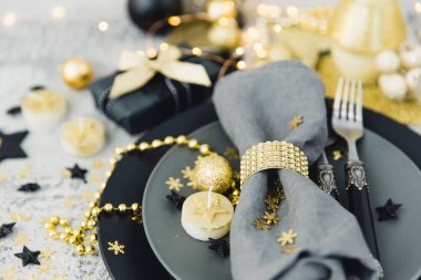 Antika arka plan üzerinde hediye ile Noel tablo ayarı