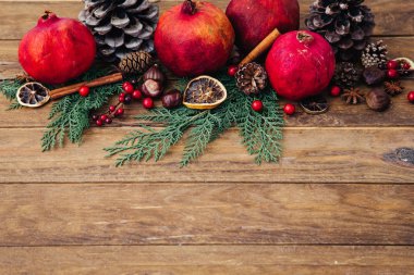 Ahşap arka plan üzerinde doğal Noel süsleri