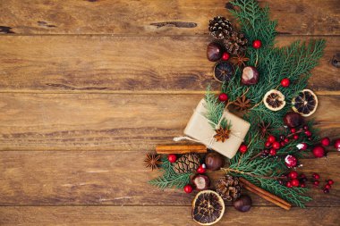 Ahşap arka planda Noel sınırı