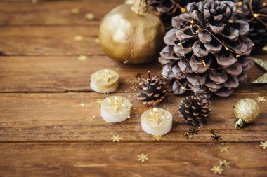 Noel dekorasyonları ahşap arka plan üzerinde