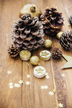 Noel dekorasyonları ahşap arka plan üzerinde