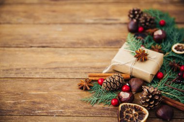 Çam kozalakları ve hediye kutusu ahşap masa üzerinde Noel arka plan. Kopya alanı, üstten görünüm