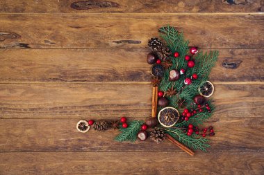 Ahşap arka planda Noel çerçevesi