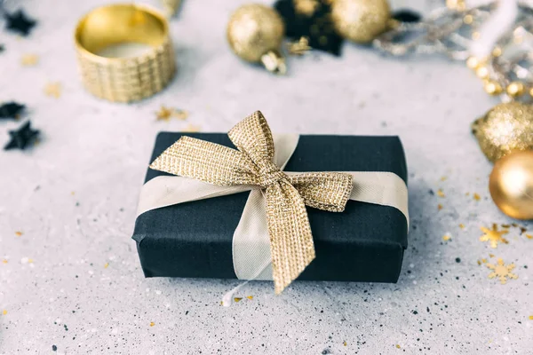 Decoraciones Navideñas Negras Doradas Con Caja Regalo —  Fotos de Stock