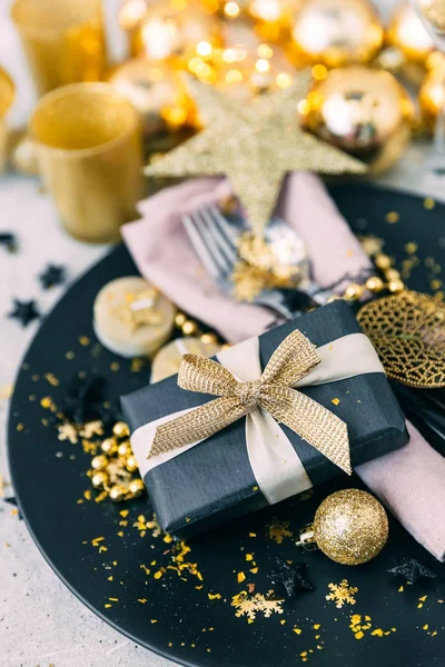 Mesa de Navidad en tonos dorados. Configuración de mesa festiva de lujo — Foto de Stock
