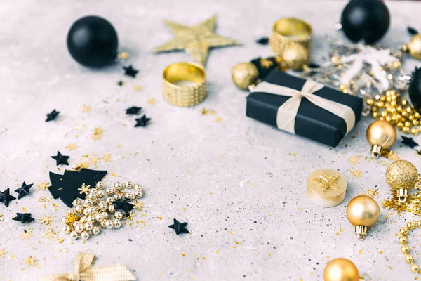 コピー スペース グレーの机の上に金の装飾、クリスマスの背景 — ストック写真