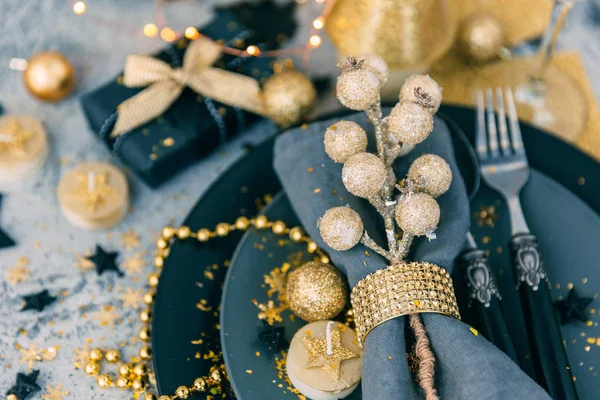 Ajuste de mesa de Navidad con regalo sobre fondo vintage — Foto de Stock