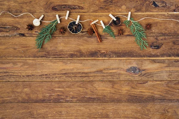 Kerstversiering op houten ondergrond — Stockfoto