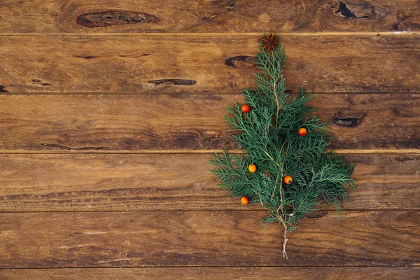 Bordure de Noël sur fond en bois. Espace de copie — Photo