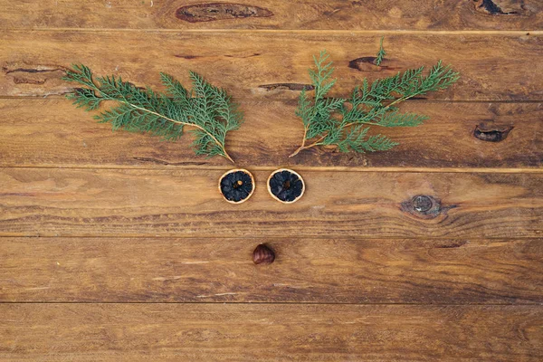 Оленяче обличчя з зелених гілок на дерев'яному фоні. Концепція мінімального Різдва — стокове фото